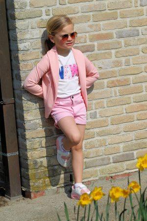 Blazer roze, shirtje new wit, broekje blueseven roze, sneakers chichy wit