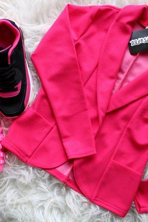 Blazer fuchia glow en sneakers chichy