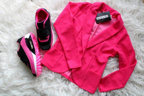 Blazer fuchia glow en sneakers chichy