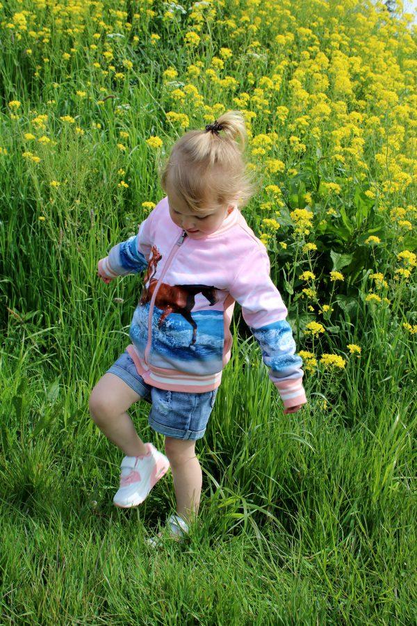 Bombervestje paard roze, broekje girls denim blauw, sneakers chichy wit