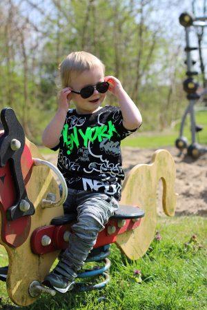 Shirtje NY zwart, broekje jeans denim grijs, sneakers binky camo groen
