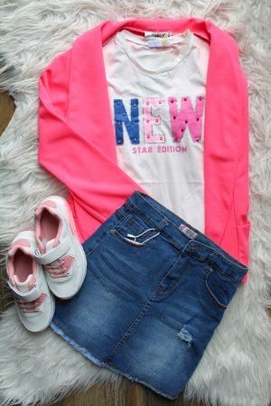Blazer pink flash, shirtje new wit, sneakers chichy wit, rokje spijkerstof blauw