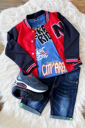 Bombervestje cool rood, broekje boys denim blauw, sneakers cool blauw, shirtje great blauw
