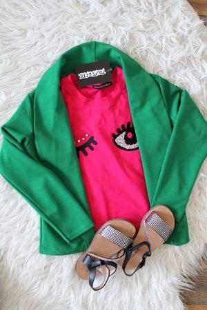 Blazer Funkie groen, shirtje knipoog roze, sandalen rock&roll zwart