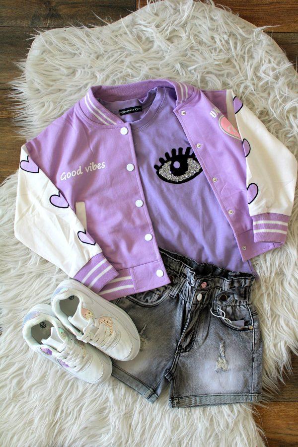 Bombervestje good vibes paars, shirtje knipoog paars, broekje girls denim grijs, sneakers glamour white