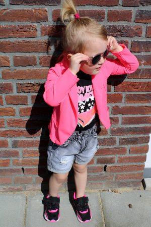 Blazer pink flash, broekje girls denim grijs, sneakers chichy, shirtje cool girl zwart