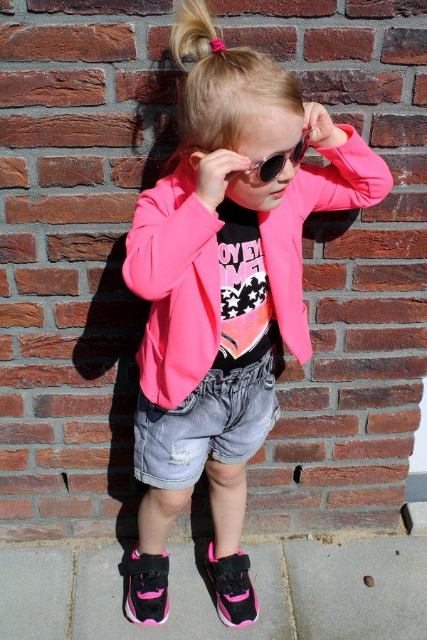 Blazer pink flash, broekje girls denim grijs, sneakers chichy, shirtje cool girl zwart