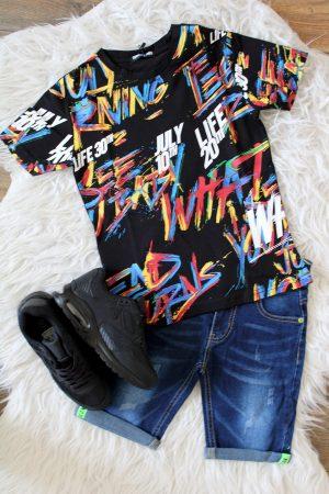 Shirtje Coloury zwart, sneakers cool zwart, broekje boys denim blauw