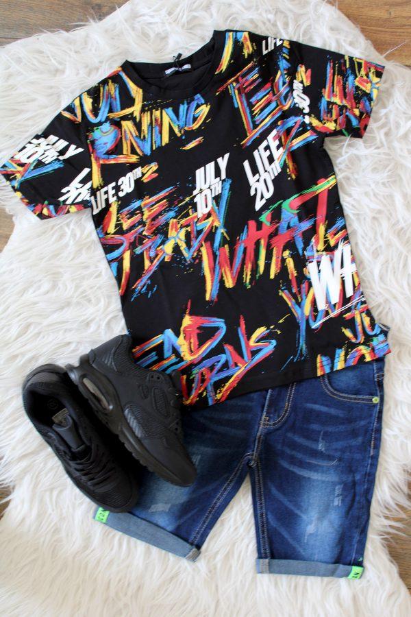 Shirtje Coloury zwart, sneakers cool zwart, broekje boys denim blauw