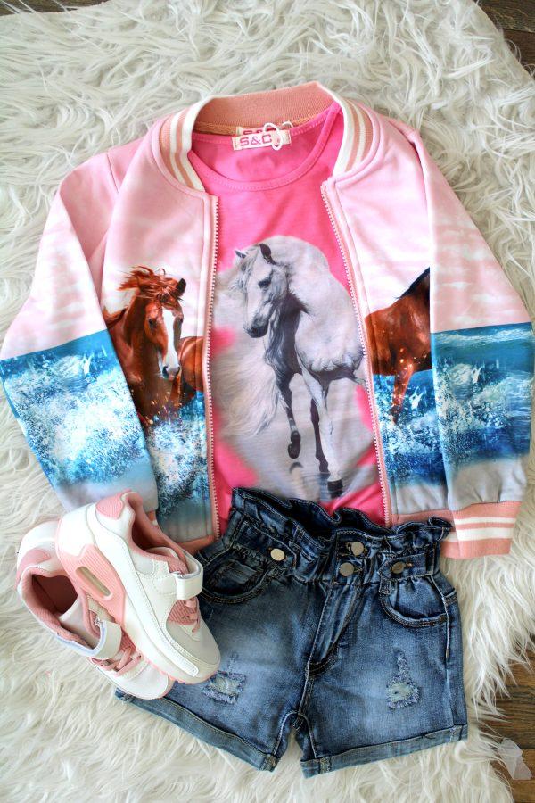 Shirtje Focuspaard roze, broekje girls denim blauw, sneakers chichy wit, bombervestje paardjes roze
