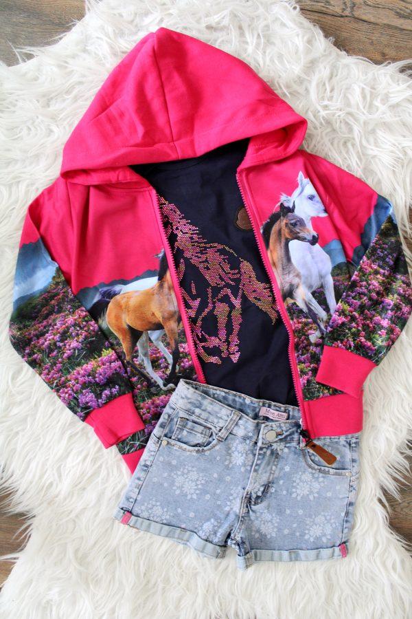 Shirtje Wildhorse diamant blauw, broekje flowers denim blauw, vestje pony roze