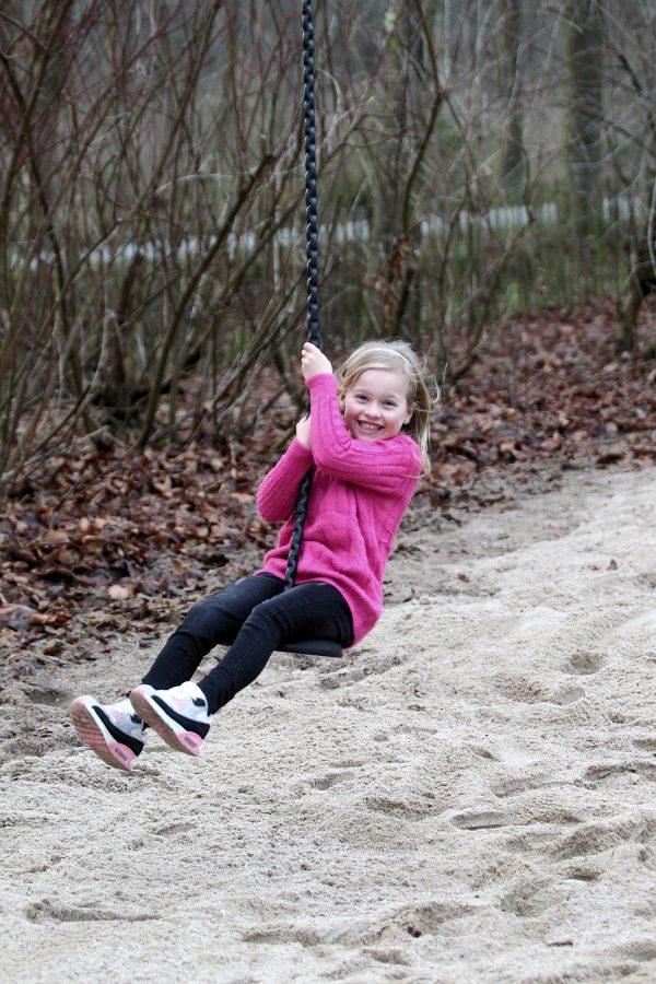 Model Topje trui Pully roze fuchsia, Sneakers Coolchick roze, Broekje denim lang zwart