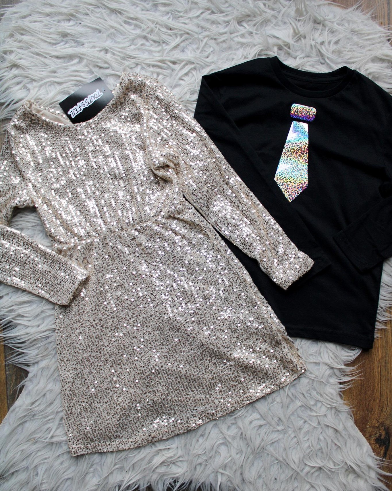 Laat je kinderen stralen tijdens de feestdagen met ons gouden glitterjurkje en het shirt met zilveren glitterstropdas! ✨🎄 Perfect voor moeders die zoeken naar feestelijke en stijlvolle outfits voor een magische kerst.

Shop jurkje 🛒 https://www.babesenbinkies.nl/product/jurkje-great-glamour-goud/
Shop shirtje 🛒 https://www.babesenbinkies.nl/product/shirtje-stropdas-glitter-zilver-zwart/

🎗 Review score 9,1+
✅ Achteraf betalen
📨 Snel geleverd!
📦 Gratis verzending vanaf €50,-

Sweet Kiss,
babesenbinkies.nl😃
#KerstOutfit 🎅 #KinderMode 👧👦 #FeestelijkeKleding 🌟 #TrendyKids 💖 #MoedersKeuze ❤️ #ShopNu 🛍️ #JustForKids 🧒👧 #loveforfashion ❤️👗 #kidsfashion 👕👖 #babesenbinkies 👶🧑