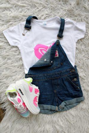 Tuinbroek Jumpsuit Chevignon denim morning blue, sneakers magic rainbow wit roze, shirtje love wit, Tuinbroek Jumpsuit Chevignon denim