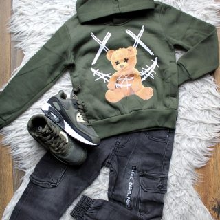 Geef je kleine avonturier een stoere look met onze groene sweater met een beer, gecombineerd met robuuste jeans en bijpassende sneakers! 🐻👖 Perfect voor moeders die zoeken naar comfortabele en trendy kinderkleding voor actieve dagen.

🎗 Review score 9,1+
✅ Achteraf betalen
📨 Snel geleverd!
📦 Gratis verzending vanaf €50,-

Sweet Kiss,
babesenbinkies.nl😃
#KinderMode 👦 #StoereStijl 🐻 #TrendyKids 🌟 #MoedersKeuze ❤️ #HerfstOutfit 🍂 #ShopNu 🛍️ #JustForKids 🧒👧 #loveforfashion ❤️👗 #kidsfashion 👕👖 #babesenbinkies 👶🧑