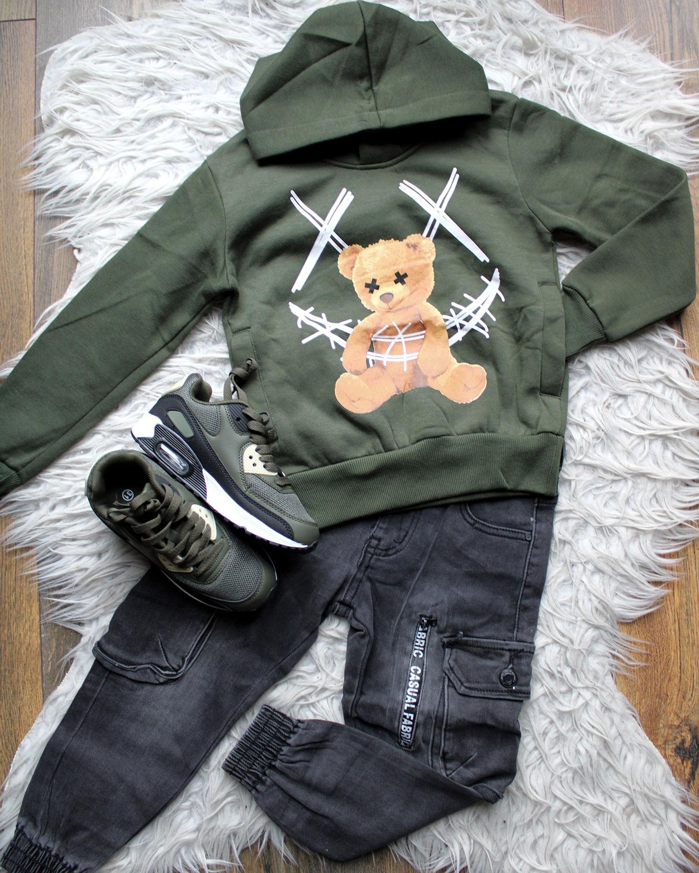 Geef je kleine avonturier een stoere look met onze groene sweater met een beer, gecombineerd met robuuste jeans en bijpassende sneakers! 🐻👖 Perfect voor moeders die zoeken naar comfortabele en trendy kinderkleding voor actieve dagen.

🎗 Review score 9,1+
✅ Achteraf betalen
📨 Snel geleverd!
📦 Gratis verzending vanaf €50,-

Sweet Kiss,
babesenbinkies.nl😃
#KinderMode 👦 #StoereStijl 🐻 #TrendyKids 🌟 #MoedersKeuze ❤️ #HerfstOutfit 🍂 #ShopNu 🛍️ #JustForKids 🧒👧 #loveforfashion ❤️👗 #kidsfashion 👕👖 #babesenbinkies 👶🧑