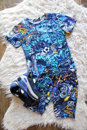 Broekje Short Graffiti blauw, shirtje graffiti blauw, sneakers coolboy blauw